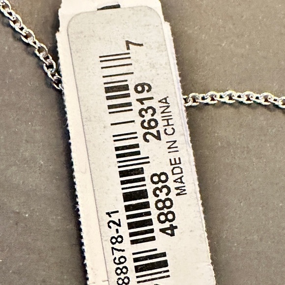 Guess Silver Flower/Crystal Necklace - NWT - Picture 2 of 8